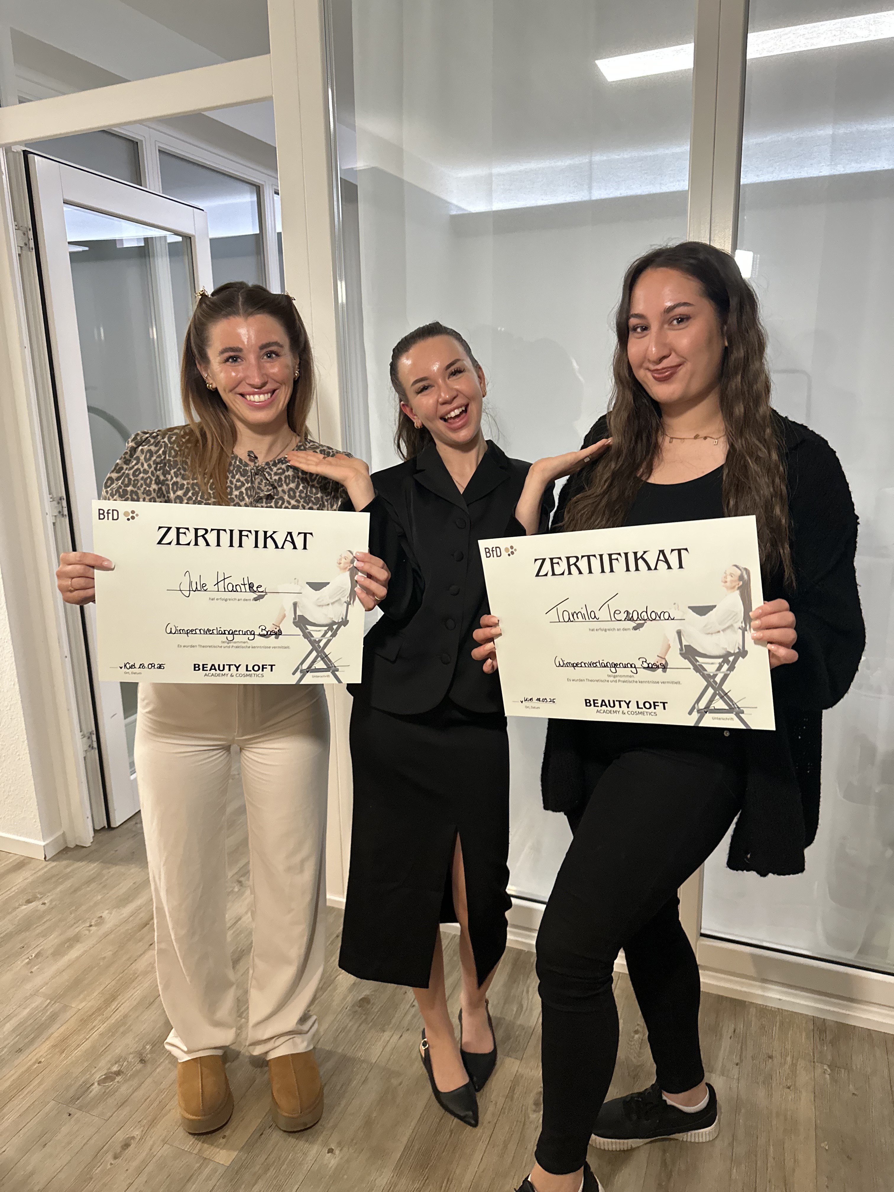 Drei Absolventinnen mit Wimpernverlängerung Zertifikaten